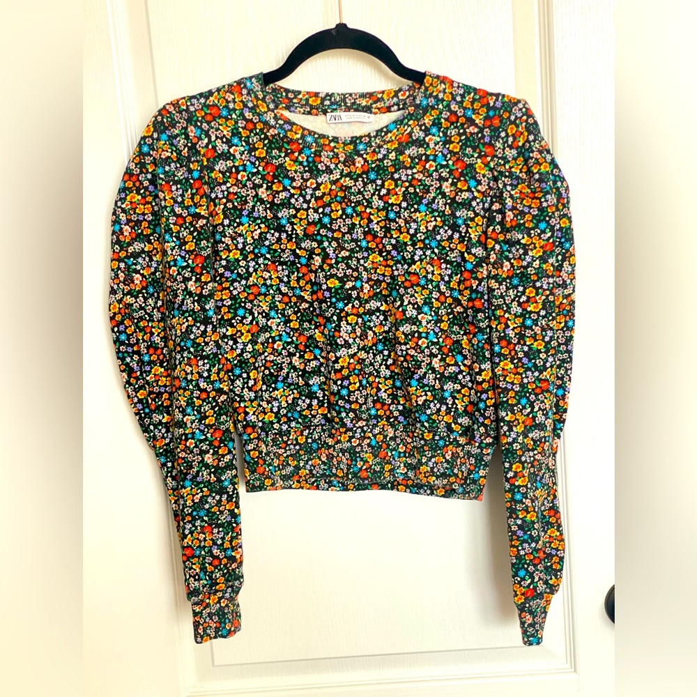 Colorful floral, puffed shoulder Zara top. Fitted at waist, Sz Small